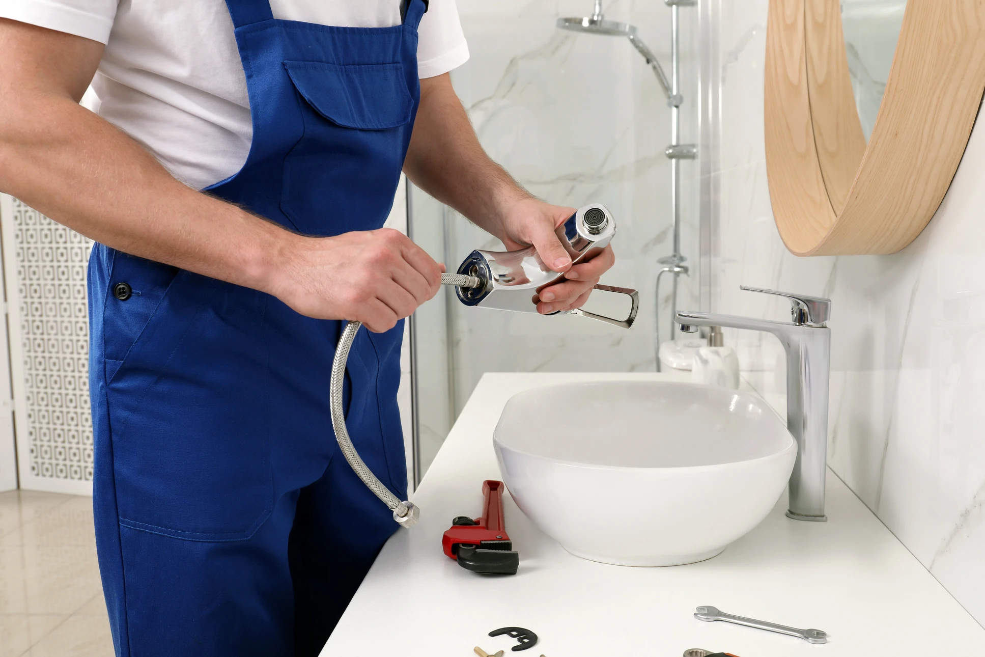 Pompe d'eau pour plombier professionnel dans la salle de bain, gros plan
