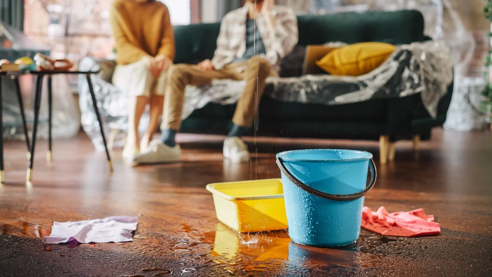 Le toit fuit, la rupture de tuyaux à la maison : L'eau se déverse dans les seaux dans le salon