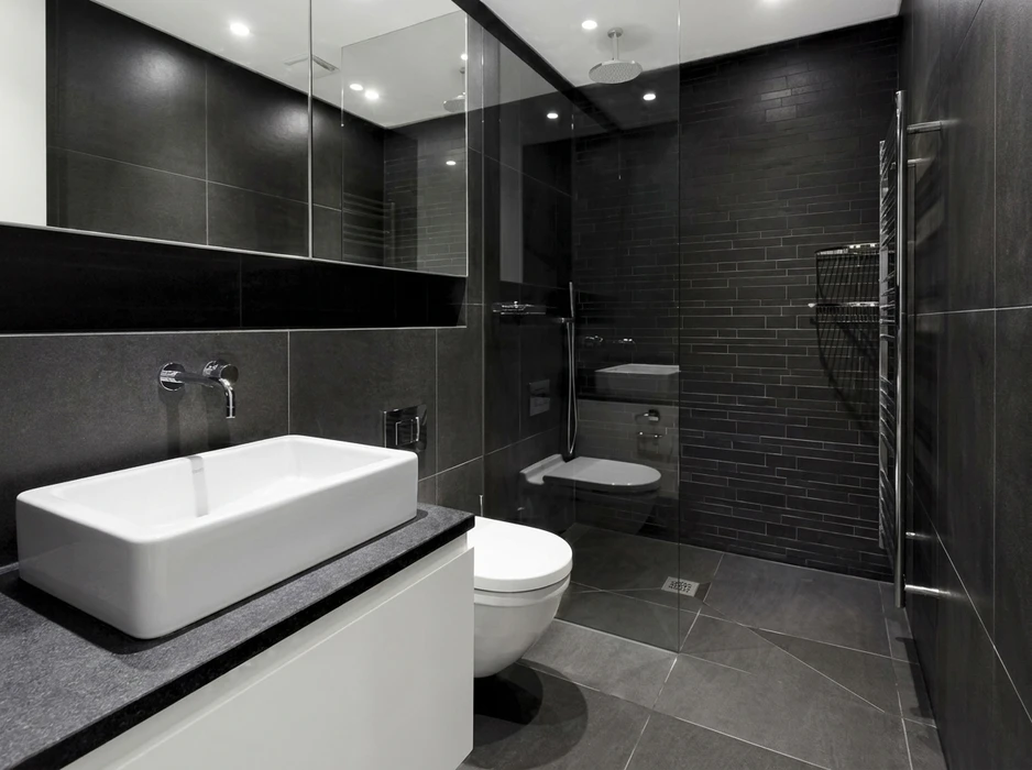 Salle de bain moderne au design épuré, dominée par des tons anthracite