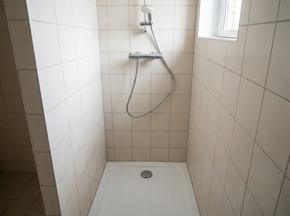 Cabine de douche à l'italienne sans paroi, carrelage mural grès cérame blanc cassé format 20x20, receveur de douche extra-plat blanc avec bonde centrale chromée