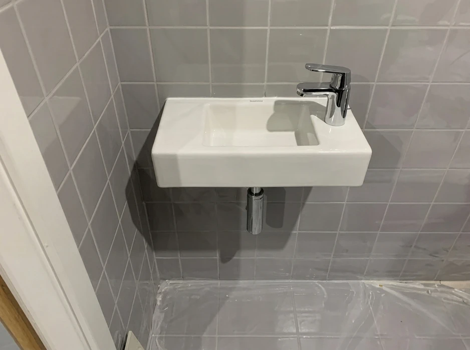 Salle de bain moderne au design minimaliste noir et blanc