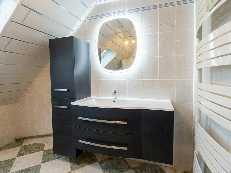 Salle de bain en cours de rénovation, sans équipements sanitaires
