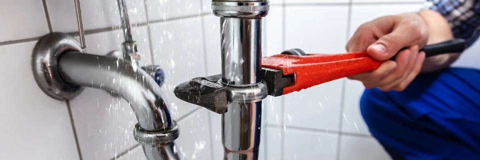 Intérieur domestique avec fuite d'eau sous évier